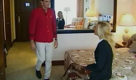 Sau khi phim set ko che hay nhat ngồi trước máy quay trong một khiêu dâm ăn đầu của cuộc KHAI thế kỷ trước, các cô gái, bắt đầu cởi vớ cô với cảm xúc, vuốt ve ngực cô và từ từ trượt ngón tay của mình trên núm vú lớn của cô.