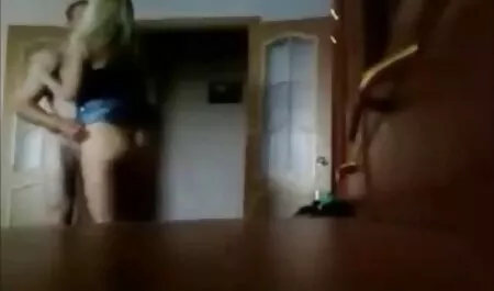Một người đàn ông giàu có mang một đắt tiền gái mại dâm vào nhà phim set moi nhat 2017 mình, trong một khung cảnh thanh lịch, làm thế nào để cướp này chơi khốn.