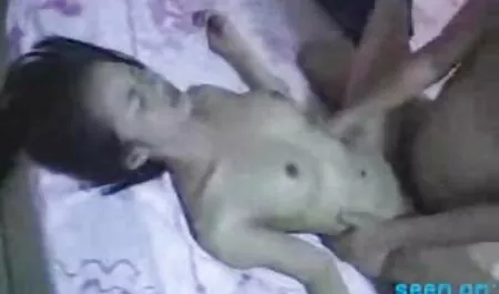 Anh chàng đang nằm trên giường và cô tóc vàng di chuyển mông của cô ở phim set moi cap nhat phía trước của cô.
