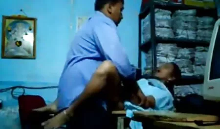 Các cô gái mảnh mai phim set moi nhat hay đánh mình để một chàng trai trong một chiếc mũ.