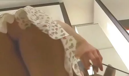 Gà bắn trên camera khi bạn bè của cô phim set hot nhat trên ghế dài.