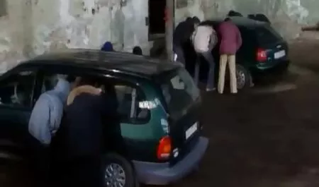 Trong khi mẹ ta không có ở nhà, các chàng trai, đẩy các cô phim set hai nhat gái lên mông cô ấy.