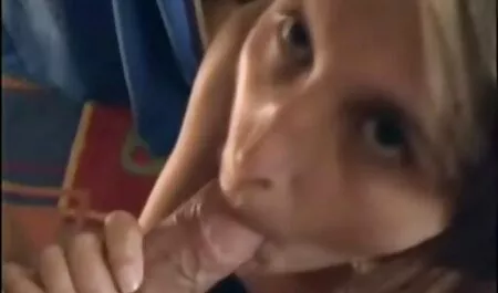 Một cô gái tóc vàng bên cạnh một da đen trên ghế ngồi xổm và hút bạn trai của cô là thùng, nhưng điều này không có nhiều phim set nhat nhat thời gian, cũng như một người bạn, tóc vàng, như một mông trên ghế