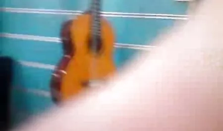 Già, Linda nằm trên các tường đá với một âm qua quần đùi, sau đó chúng bị ướt . Sau đó, cho phim set hay nhat nhat ban sự hài lòng hơn, cô chân dài và ngồi trên một máy tình với âm hộ của cô.